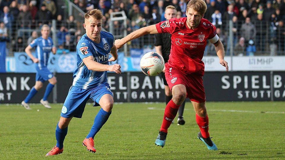 Malte Moos (li.) gegen Routinier Marc Stein: Die Kickers setzen sich im Oberliga-Stadtderby verdient mit 3:0 durch.