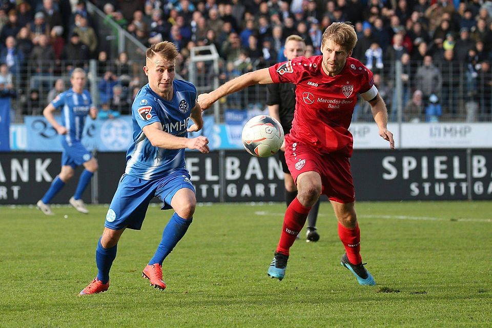 Malte Moos (li.) gegen Routinier Marc Stein: Die Kickers setzen sich im Oberliga-Stadtderby verdient mit 3:0 durch. Malte Moos (li.) gegen Routinier Marc Stein: Die Kickers setzen sich im Oberliga-Stadtderby verdient mit 3:0 durch.