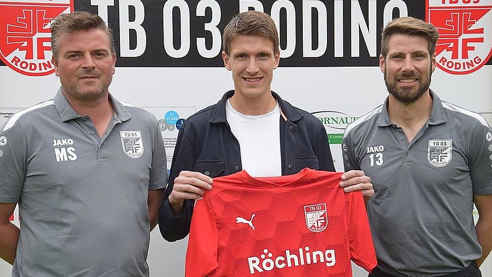 Abteilungsleiter Michael Sagmeister (l.) und Trainer David Romminger (r.) heißen Christian Kufner zurück in Roding willkommen.