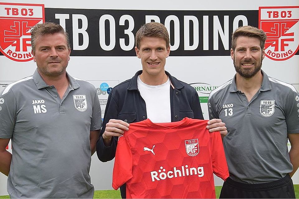 Abteilungsleiter Michael Sagmeister (l.) und Trainer David Romminger (r.) heißen Christian Kufner zurück in Roding willkommen.