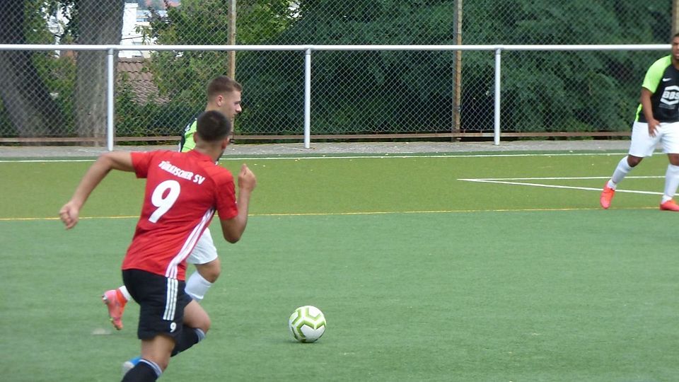 Francesco Nocera (Trikotnummer 9; hier im Spiel gegen den SC Kohlheck) und sein Türkischer SV konnten das Spitzenspiel der KOL Wiesbaden gegen den SV Erbenheim mit 6:2 für sich entscheiden.