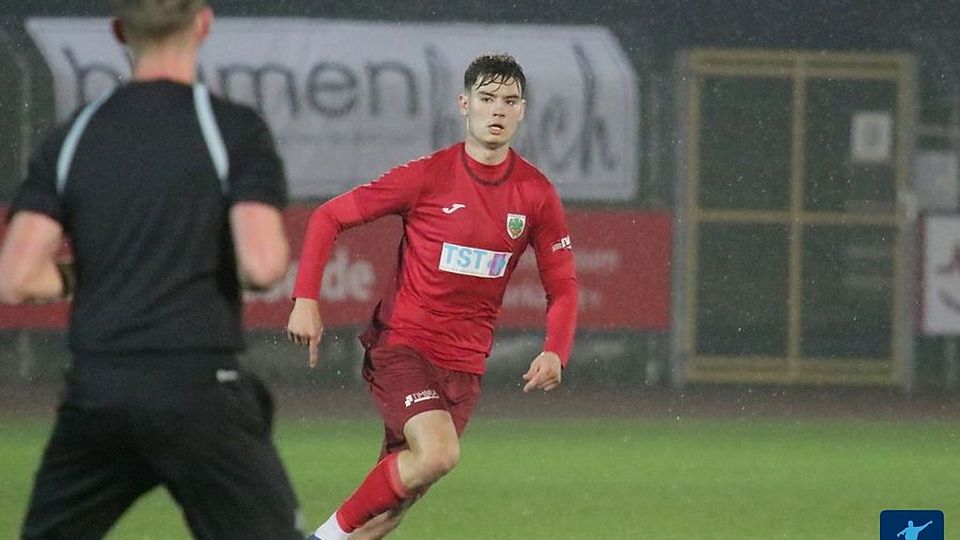 Bei Regen Fußball spielen ist nichts Ungewöhnliches. Aber der Platz in Diefflen glich am Freitagmorgen eher einem See.