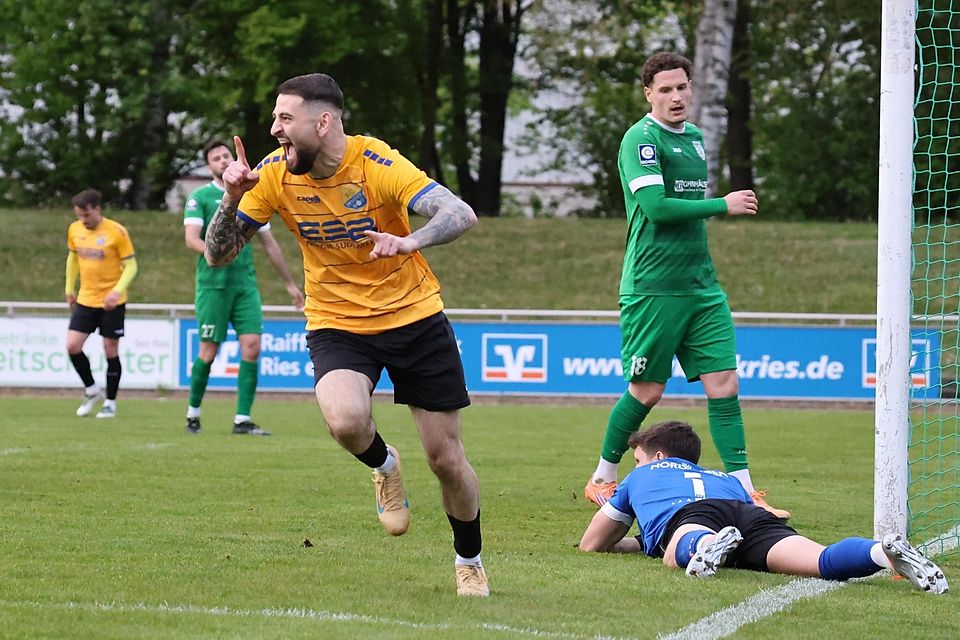 Ausgelassen bejubelt Torschütze Kubilay Celik den 2:1-Siegtreffer des FC Pipinsried beim Match in Nördlingen.
