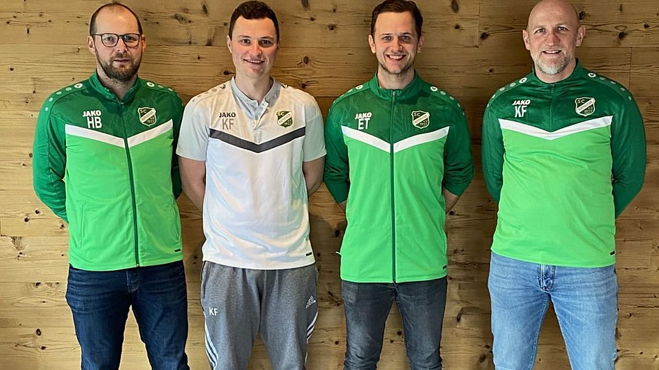 Karl Feicht (zweiter von links) und Thomas Eisenreich (zweiter von rechts) geben auch in der kommenden Saison die Kommandos beim SC Aufhausen