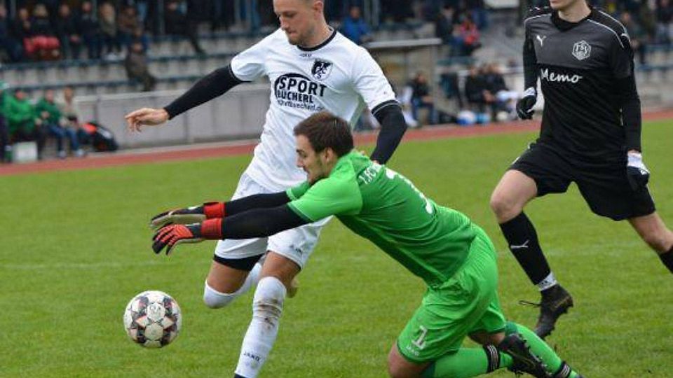Zu Beginn der zweiten Halbzeit hatte der TSV Stulln (schwarz) mehrere hochkarätige Chancen. Aber der Keeper des 1. FC Schwarzenfeld, David Kiener (in Grün), vereitelte alle Chancen.