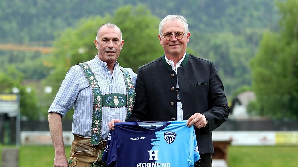 Ein letztes Mal in der Verantwortung: FC-Boss Arne Albl (l.) überreicht Stefan Schwinghammer zum Abschied ein blaues FC-Trikot.