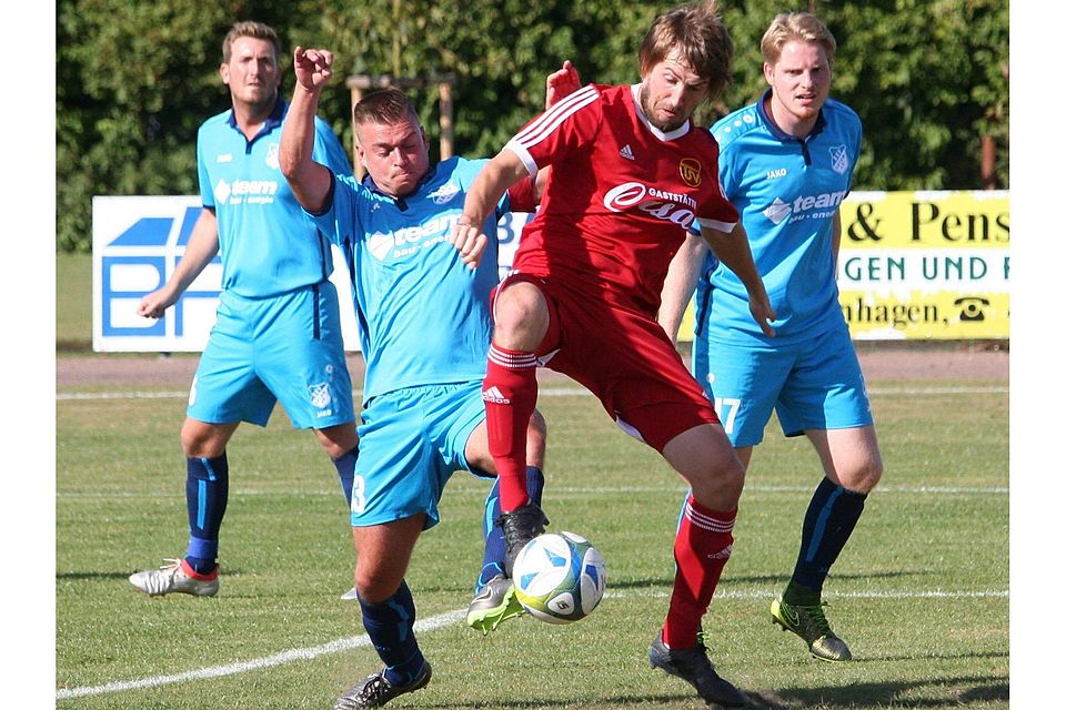 Trotz der drei Treffer von Robert Grabowski (in Rot) kam der TSV Bützow II gegen den SSV Satow über ein Unentschieden nicht hinaus. Manfred Schulz