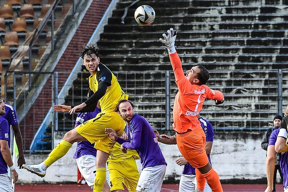 Im Hinspiel setzten sich die Vilzinger um Jonas Blümel knapp mit 2:1 im Rosenaustadion durch.