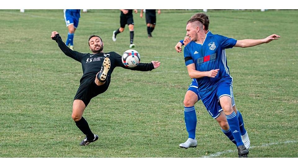   Da konnten sich Osman Demirel und der SV Volpertshausen noch so strecken: Das Saisonende erlebt der Kreisoberligist nicht mehr. Foto: Jenniver Röczey