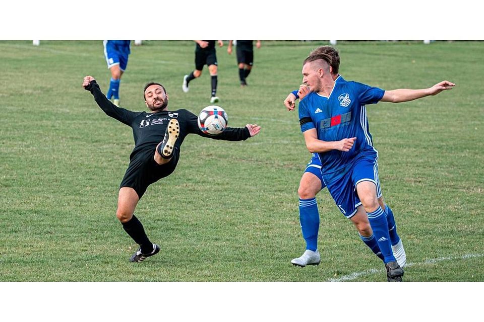  Da konnten sich Osman Demirel und der SV Volpertshausen noch so strecken: Das Saisonende erlebt der Kreisoberligist nicht mehr. Foto: Jenniver Röczey