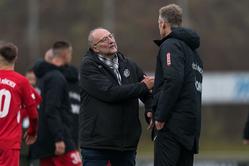 Ludwig Trifellner (hier beim Handshake mit Ex-Löwenkeeper Michael Hofmann) sieht den Schlüssel zum Erfolg bei der Bekämpfung der zunehmenden Gewalt auf den Fußballplätzen bei den Trainern. 