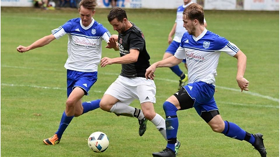 Langerringens Dominik Schaffner (links) und Benedikt Schaffner (rechts) können im Derby Hiltenfingens Stürmer Thorsten Foster (schwarz) auf dem Weg zum Tor nicht stoppen. Das Team von Michael Fischer bekommt bisher zu viele Gegentore und hinkt daher den Erwartungen hinterher. 	Foto: Christian Kruppe