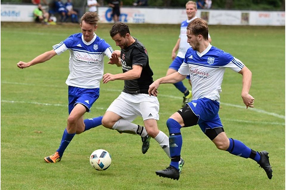 Langerringens Dominik Schaffner (links) und Benedikt Schaffner (rechts) können im Derby Hiltenfingens Stürmer Thorsten Foster (schwarz) auf dem Weg zum Tor nicht stoppen. Das Team von Michael Fischer bekommt bisher zu viele Gegentore und hinkt daher den Erwartungen hinterher. 	Foto: Christian Kruppe