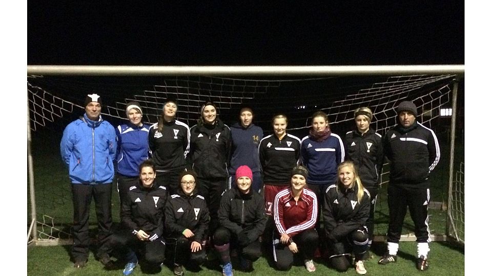 Die Frauen des TSV Vineta Audorf haben sich erfolgreich am FuPa-Ballspeedometer versucht. Lea Sophie Behrens ( unten, in Rot) knackte mit 92 km/h den bisherigen Rekord. Foto: dru