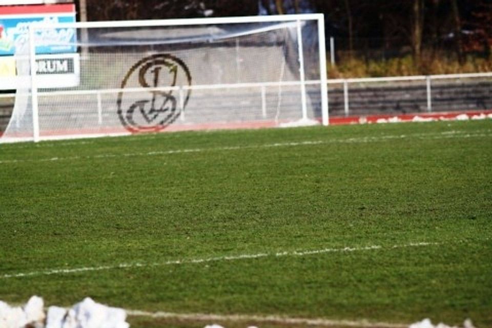 Trotz aller Bemühungen gab es keinen Fußball in Landshut. Der SR pfiff die Partie gegen Ansbach nicht an   Foto:N. Hermann