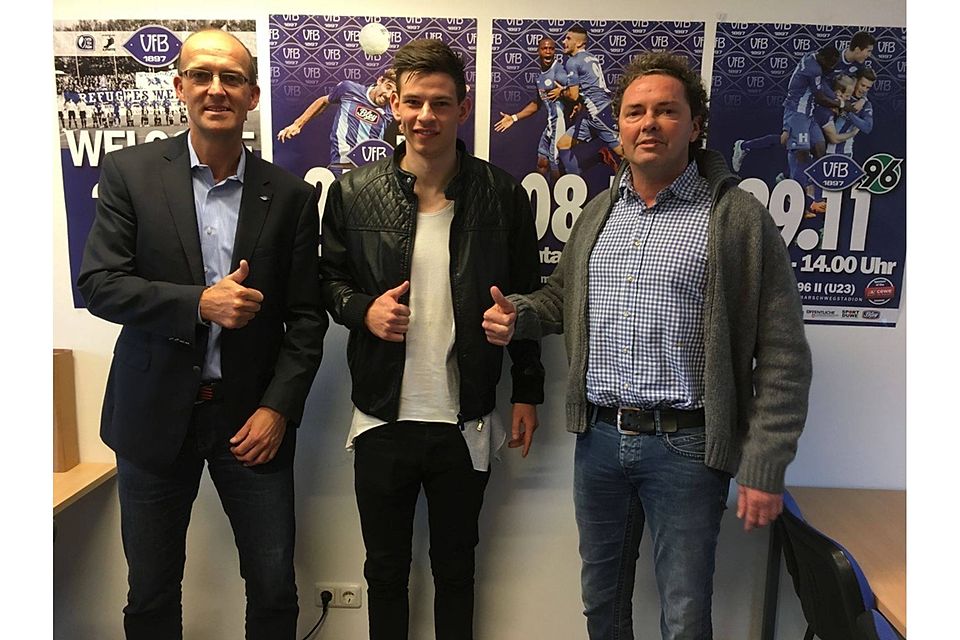 VfB-Personalvorstand Christian Rowold, Neuzugang Jannik Wetzel und VfB-Sportdirektor Ralf Voigt