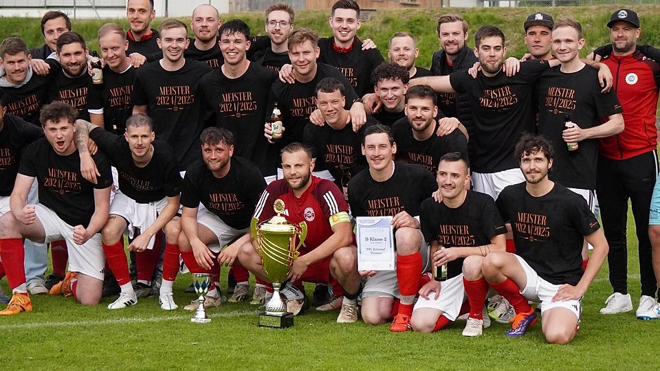 Die Meistermannschaft des TSV Rohrdorf-Thansau blickt stolz in die Kamera.