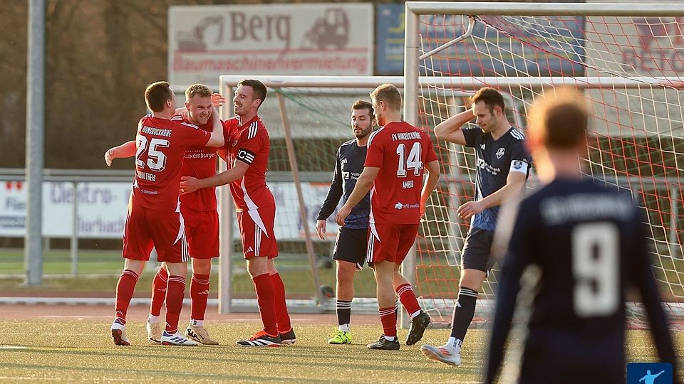 Jubel nach dem 1:0-Führungstreffer: Die FV Hunsrückhöhe Morbach freut sich über den Treffer von Lukas Servatius. Am Ende siegte die FV 3:1 gegen die SG Hochwald.