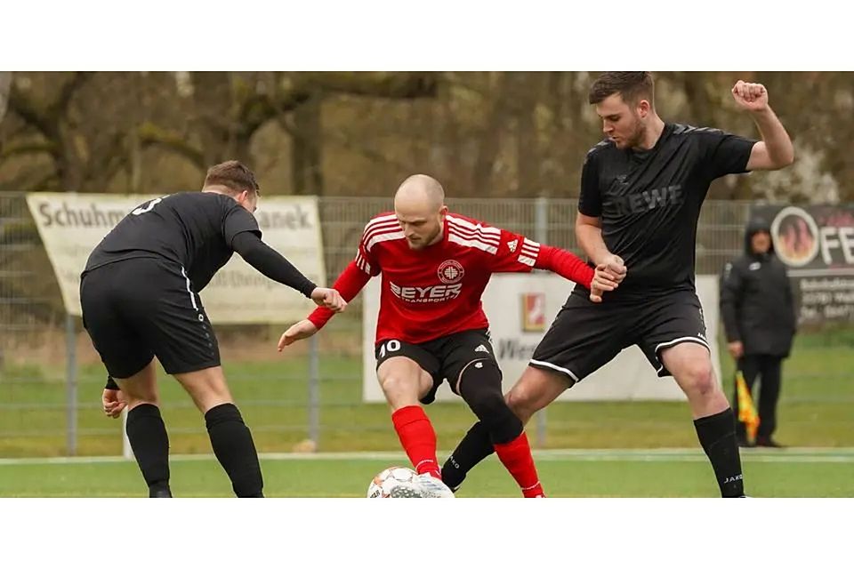 Theo Textor (M.) trifft für den TV Dornholzhausen, dessen 3:0-Führung gegen Aßlars Zweite aber fast noch flöten geht. © Isabel Althof