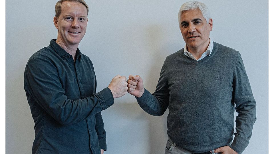 Trainer Timo Schultz und Sportchef Andreas Bornemann vereinabren die weitere Zusammenarbeit.