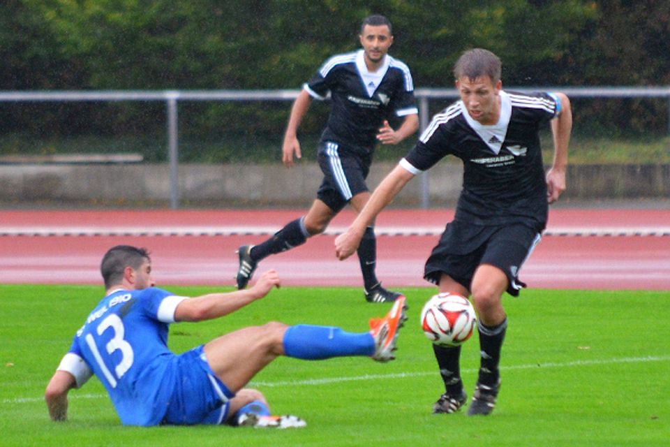 Wird kein Spiel mehr für den SV Weil in dieser Saison absolvieren: Cüneyt Eksi (Nummer 13), hier liegend im Duell mit dem Laufenburger Kapitän Christoph Mathis (rechts am Ball)  | Foto: Uwe Rogowski