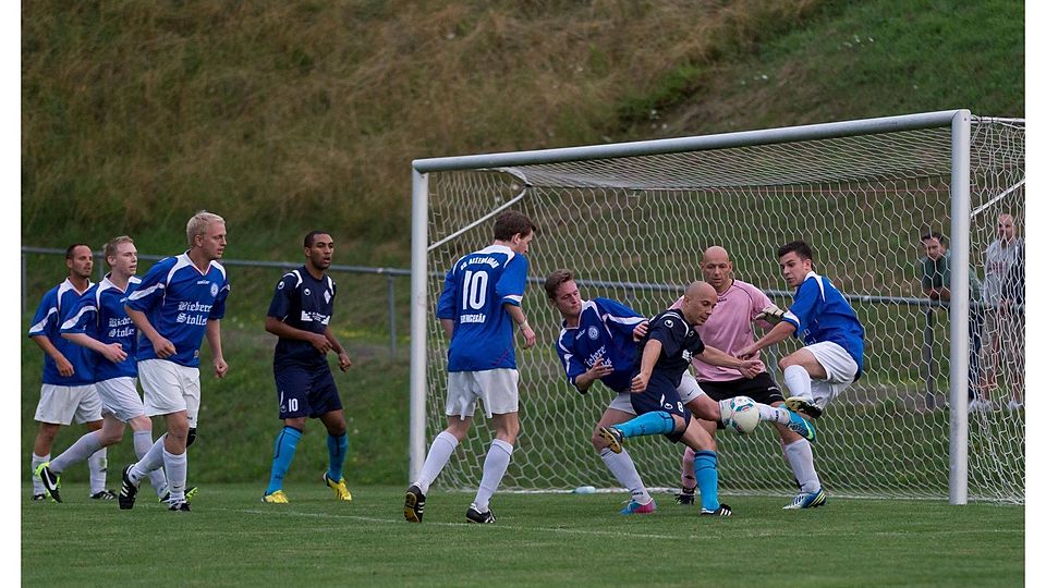 Tohuwabohu vor dem Tor von SG-Keeper Siegbert Stadler (rosa Trikot)
