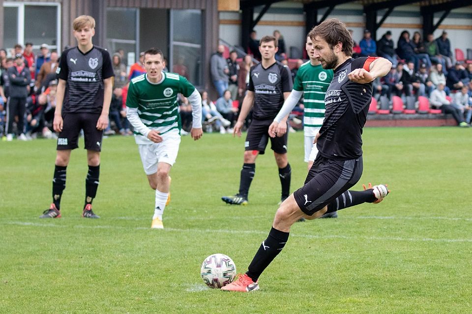 Martin Schmölz vom TSV Bernbeuren;: Hier schoss er im Spiel gegen Günzlhofen den Elfmeter zum 1:2.