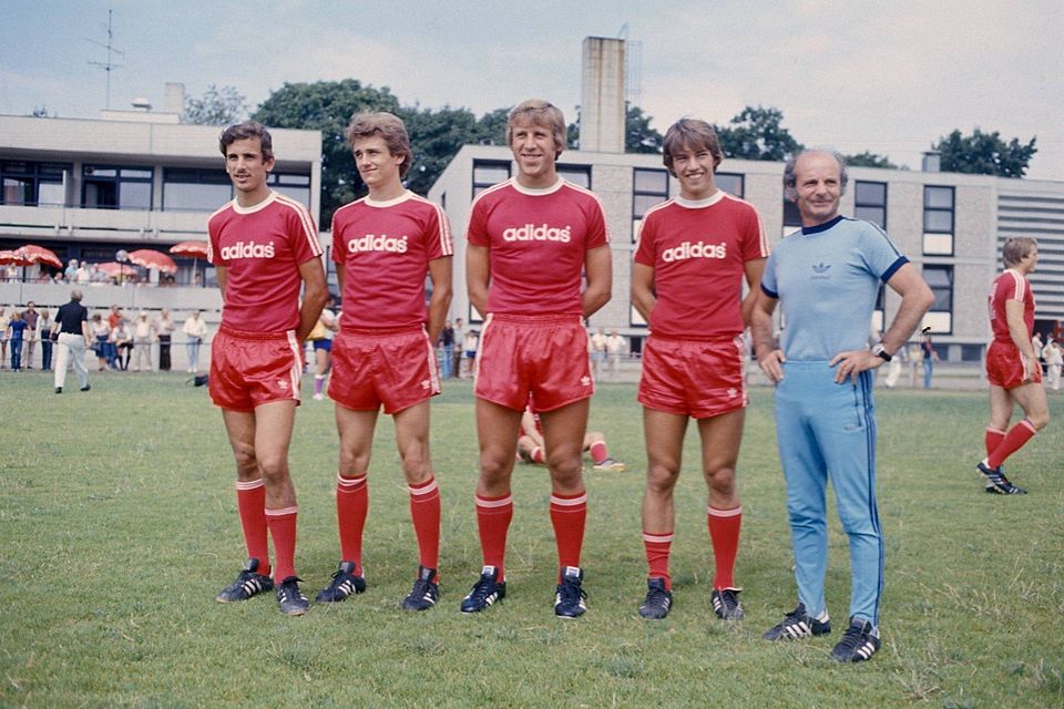 1976 wurde Edi Kirschner (Mitte) u.a. von Trainer Dettmar Cramer (rechts) als Neuzugang beim FC Bayern München vorgestellt.