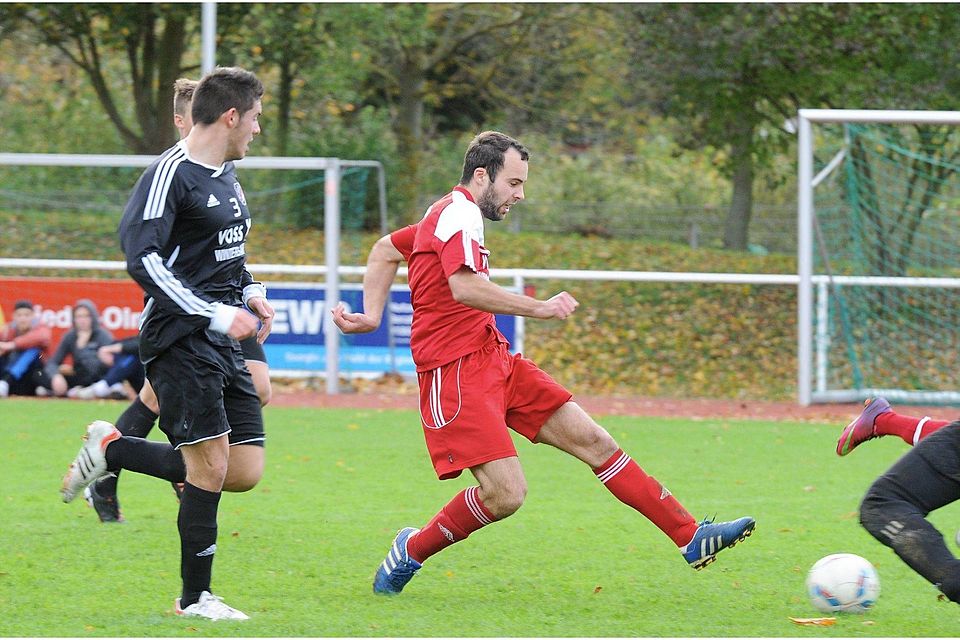 Zwanspause: FSV-Torjäger Ivo Schedereit (rotes Trikot) wird das Derby gegen Stadecken-Elsheim verpassen.   Archivfoto: hbz/Kristina Schäfer
