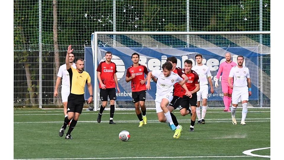 Nicht nur hier Laurenz Bubach (weißes Trikot, am Ball) – der TuS Hackenheim war fast immer einen entscheidenden Schritt schneller als die Spieler des TSC Zweibrücken.	Foto: Jochen Werner