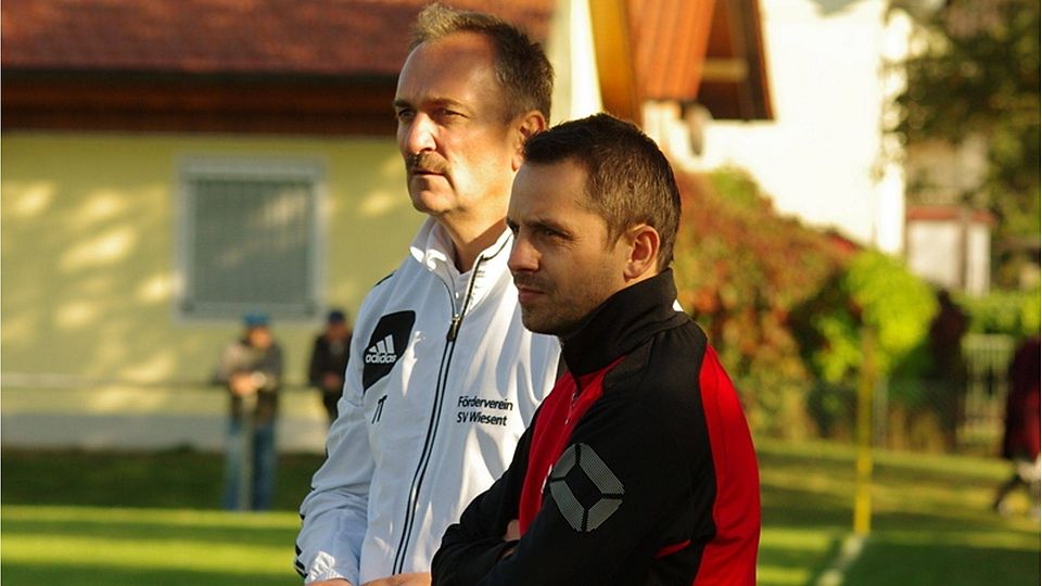 Wiesents Trainer Gregor Kazanowski (rechts, neben Torwart-Trainer Norbert Zormeier) will sich mit dem Klassenerhalt vom SV Wiesent verabschieden. F: lst