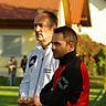 Wiesents Trainer Gregor Kazanowski (rechts, neben Torwart-Trainer Norbert Zormeier) will sich mit dem Klassenerhalt vom SV Wiesent verabschieden. F: lst