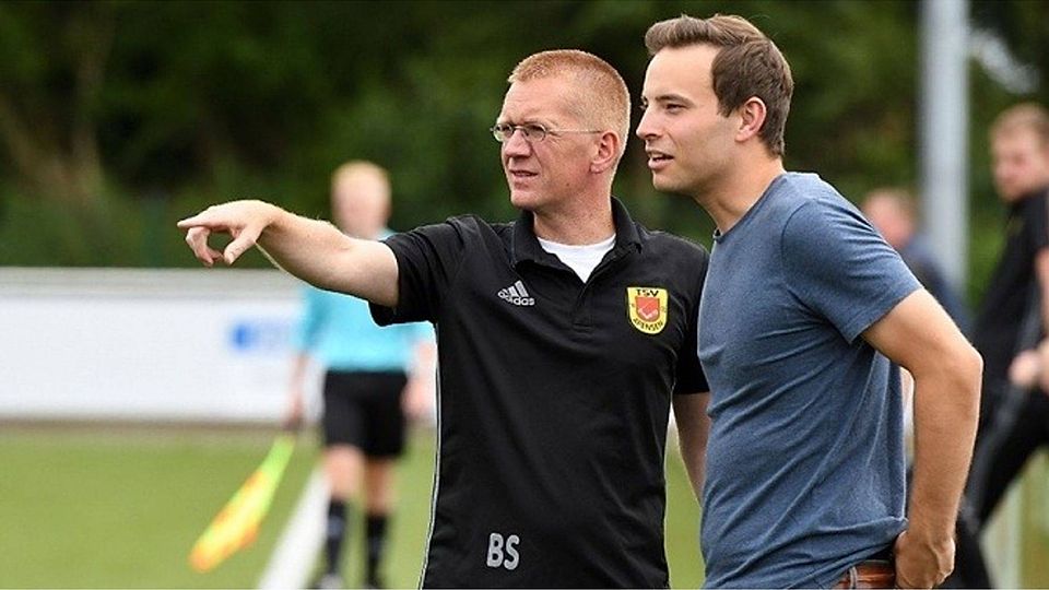 Apensens neuer Trainer Björn Stobbe erklärt dem Hedendorfer Torben Hildebrandt die Taktik.    (F: Schmietow)