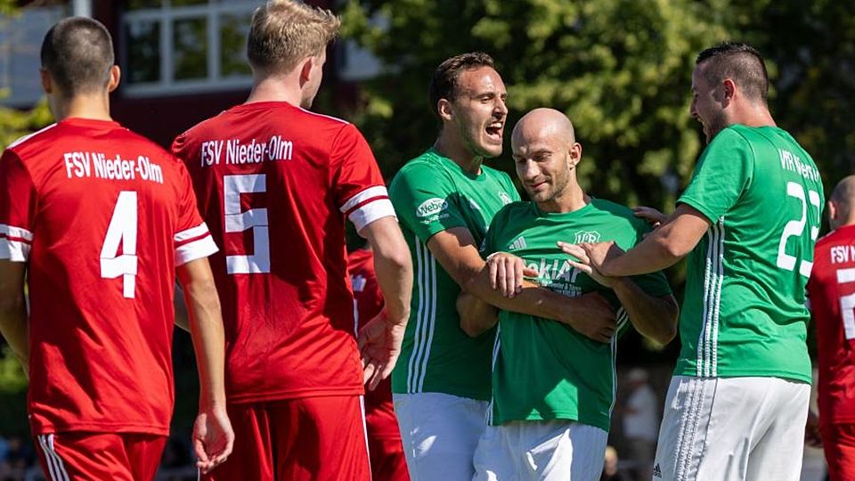 Frust und Leid: Während der VfR Nierstein das Tor zum zwischenzeitlichen 2:0 durch Bastian Krummeck feiert, sind die Fußballer des FSV Nieder-Olm enttäuscht. 	Foto: Stephan Hahne