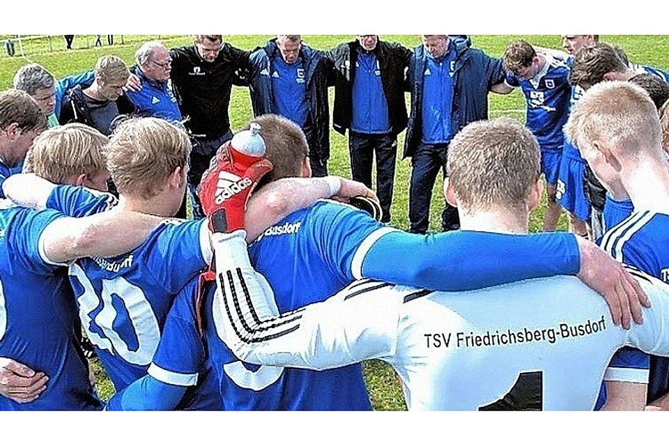 Spielerkreis mit Teamgeist: Mannschaft, Trainer und Betreuer des TSV Friedrichsberg. Foto: Pohl