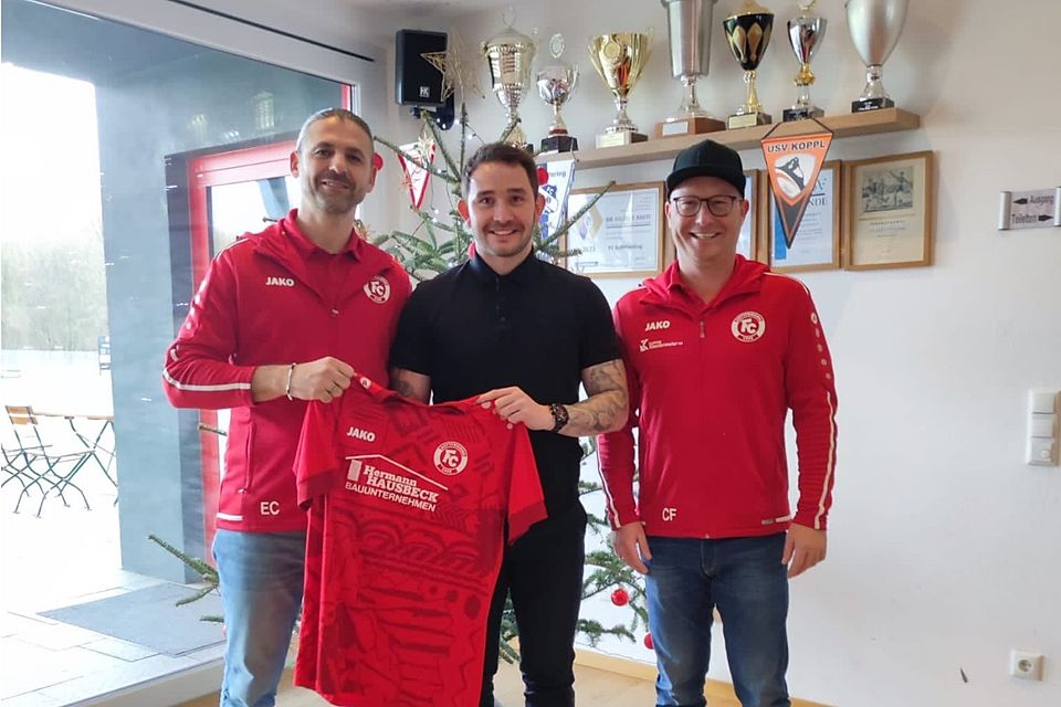 Gottfriedings Fußballchef Christian Froschauer (re.) mit seinen beiden künftigen Coaches Emre Camlikaya (li.) und Christoph Siefkes Gottfriedings Fußballchef Christian Froschauer (re.) mit seinen beiden künftigen Coaches Emre Camlikaya (li.) und Christoph Siefkes