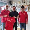 Gottfriedings Fußballchef Christian Froschauer (re.) mit seinen beiden künftigen Coaches Emre Camlikaya (li.) und Christoph Siefkes