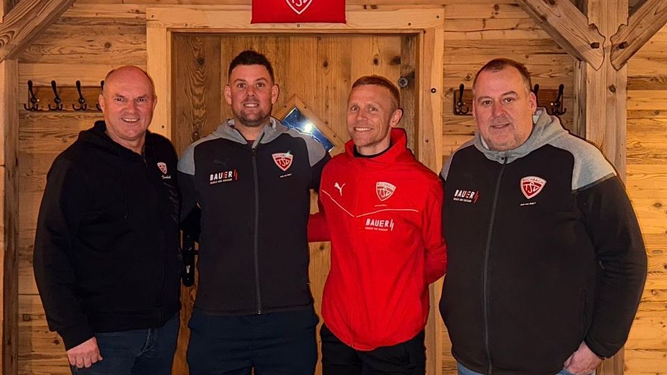 Freuen sich auf die zukünftige Zusammenarbeit (von links nach rechts): Abteilungsleiter Georg Hanslmaier, Trainer Marc Unterberger, Sportlicher Leiter Andreas Bichlmaier und stellvertretender Abteilungsleiter Daniel Hübner.