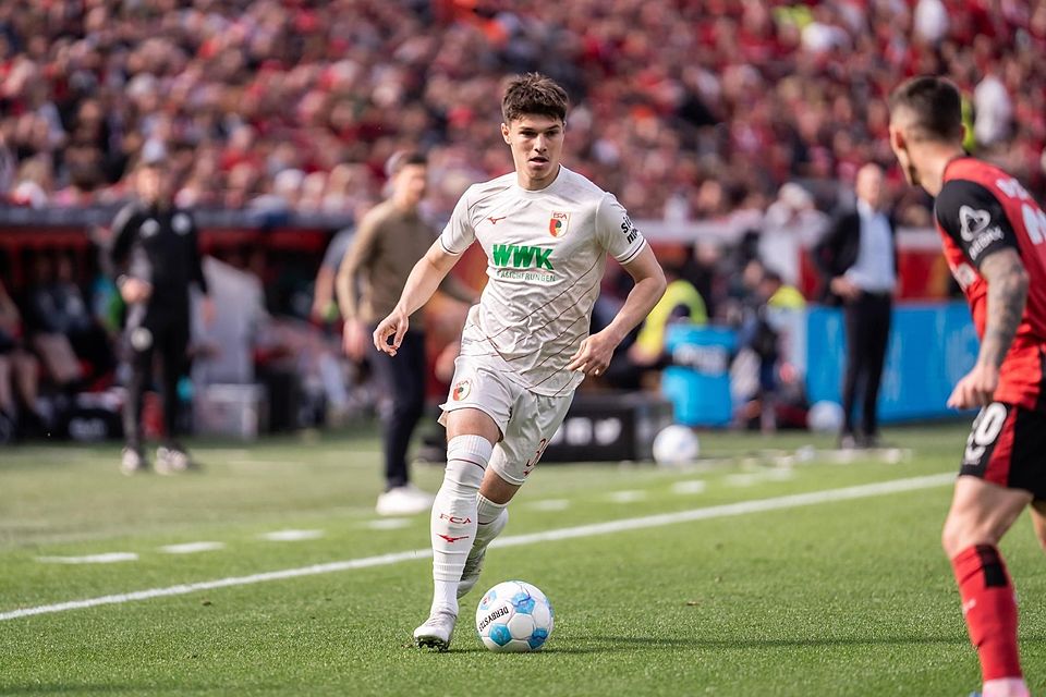 Erste Einsätze im Oberhaus: Mert Kömür dribbelt auf Leverkusens Außenverteidiger Alejandro Grimaldo zu. Das Bild stammt aus der vergangenen Saison.