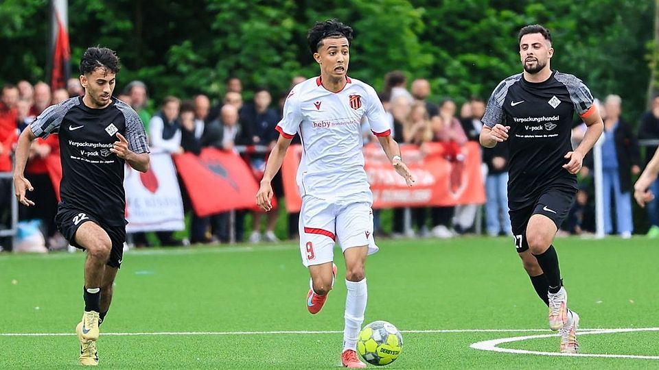 Am Ball: Mohamed Karma. 