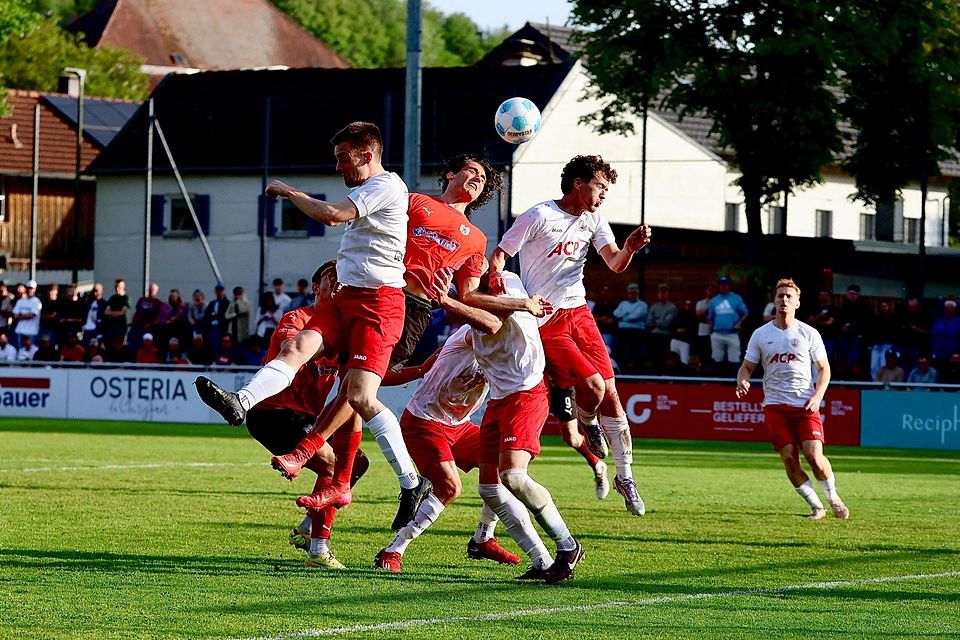 Der FC Sturm Hauzenberg (weiße Trikots) hatte beim TSV Wasserburg einen harten Stand Der FC Sturm Hauzenberg (weiße Trikots) hatte beim TSV Wasserburg einen harten Stand