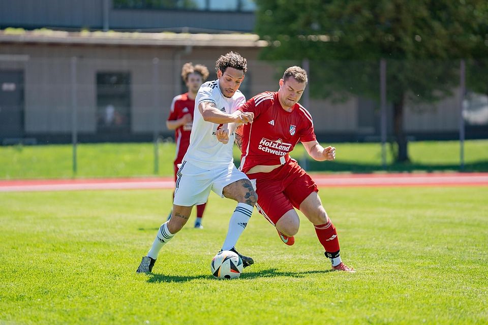 Pleite in Peiting: Torjäger Jakob Lechner (l.) und die SG Aying/Helfendorf kassieren am vorletzten Spieltag eine 0:5-Niederlage. Pleite in Peiting: Torjäger Jakob Lechner (l.) und die SG Aying/Helfendorf kassieren am vorletzten Spieltag eine 0:5-Niederlage.