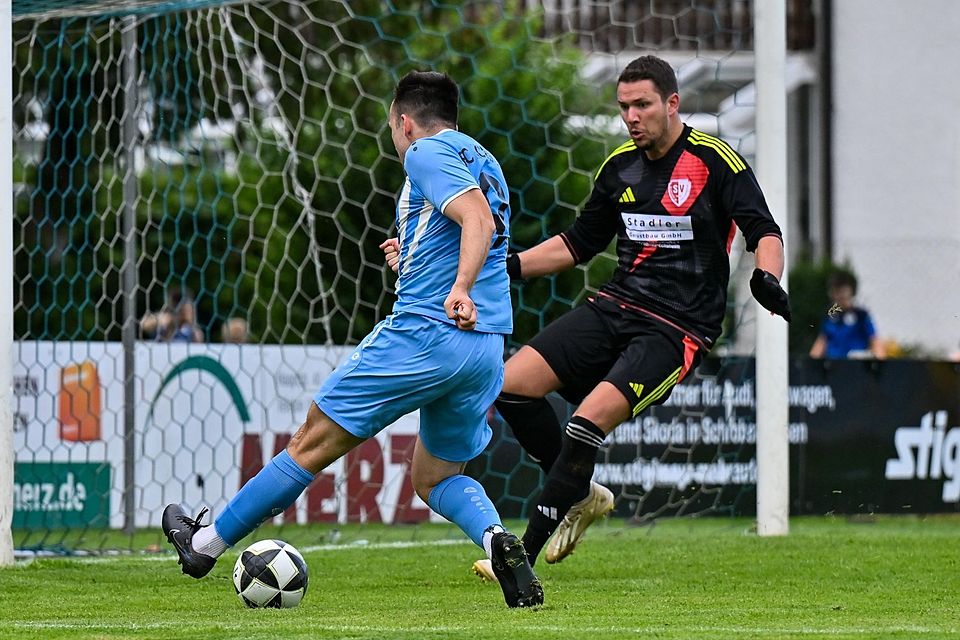 Auch dank zweier Tore von Marcus Wehren (links) feierte der BC Aichach einen Auftakt nach Maß. Hier ist der Stürmer auf dem Weg zum zwischenzeitlichen 2:0. Der Keeper des SV Echsheim-Reicherstein, Dominik Zach, hatte keine Chance.