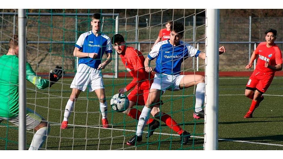 Der Steinbacher Oguzhan Aysel (im roten Trikot) trifft gegen den JFV FC Aar zum 2:0. Foto: Andreas Neeb 