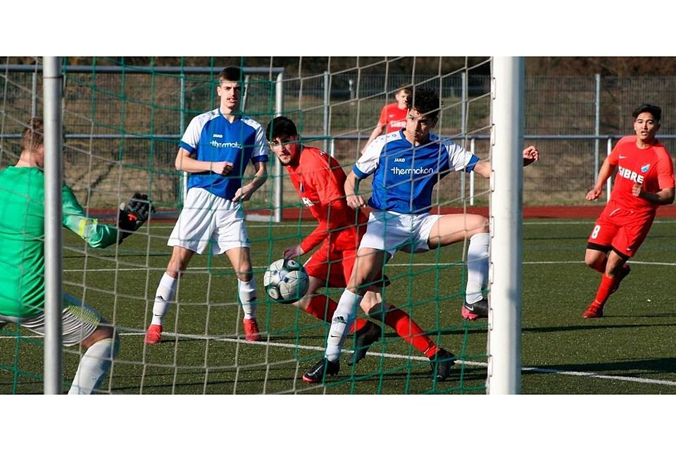 Der Steinbacher Oguzhan Aysel (im roten Trikot) trifft gegen den JFV FC Aar zum 2:0. Foto: Andreas Neeb 