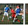 Der Steinbacher Oguzhan Aysel (im roten Trikot) trifft gegen den JFV FC Aar zum 2:0. Foto: Andreas Neeb 
