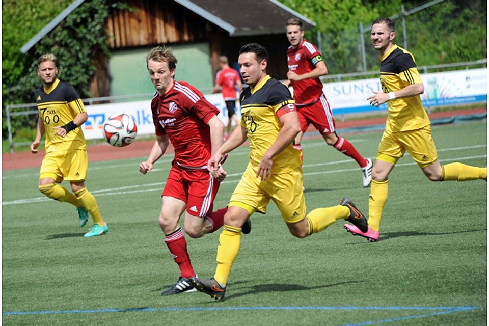 Sebastian Rapp (rot) und der FC Schönau konnten zum Abschluss einen Sieg feiern | Foto: Meinrad Schön