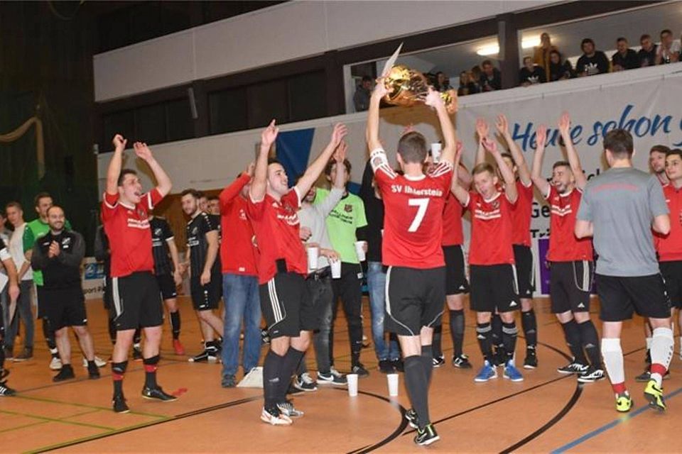 Im Vorjahr triumphierte SV Ihrlerstein (rot) bei der 43. Auflage des ATSV-Hallenturniers. In einem dramatischen Finale musste sich der TSV Abensberg geschlagen geben. Foto: Kahler