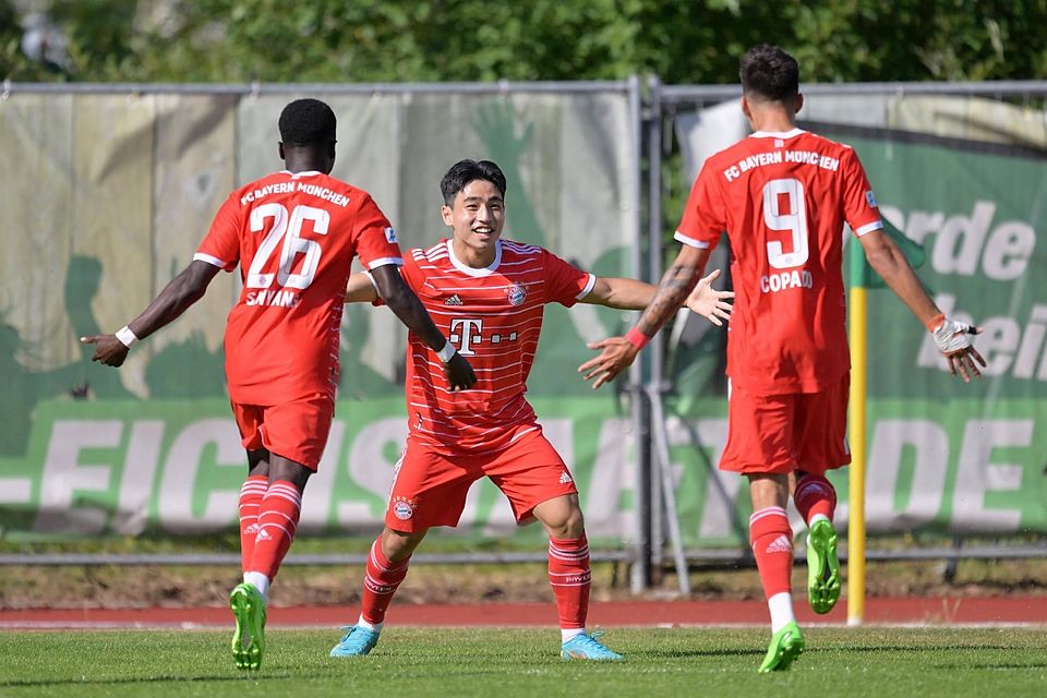 Torlaune beim Regionalliga-Auftakt: Mamin Sanyang (l.) und Lucas Copado (r.) jubeln mit Hyunju-Lee.