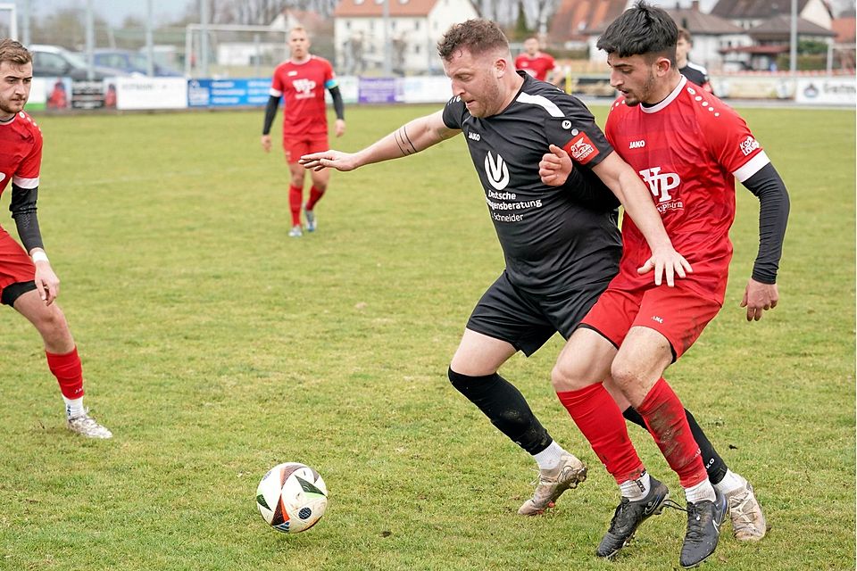 Trotz Überzahl musste Philipp Heckmeier (links) mit dem FC Mertingen noch den Ausgleich gegen Höchstädt hinnehmen.